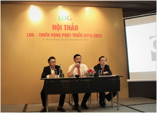 Ông Nguyễn Khánh Hưng, chủ tịch Hội đồng Quản trị LDG Group (giữa) chia sẻ thông tin với các nhà đầu tư trong hội thảo “LDG – Triển vọng phát triển 2019-2023”. 