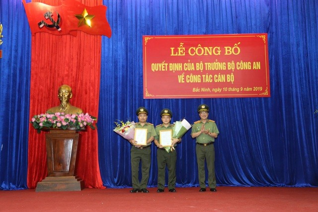 Đại tá Nguyễn Văn Long (giữa) nhận quyết định điều động của Bộ Công an.