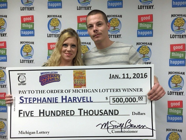 Vợ chồng Stephanie Harvell và Mitchell Arnswald trong ngày lĩnh giải thưởng xổ số (Ảnh: Michigan Lottery).
