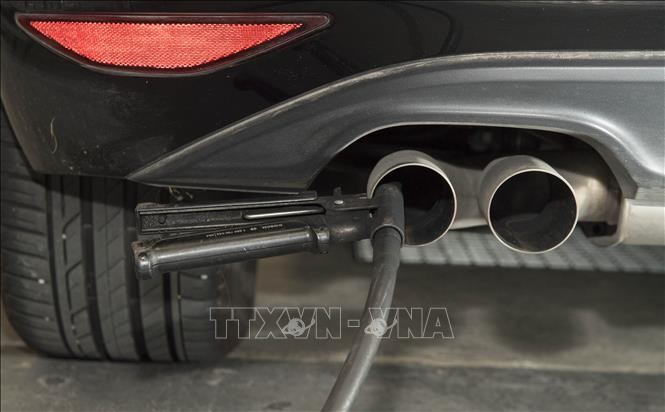 Thiết bị đo độ phát thải được lắp đặt trong ống xả của xe hơi do Tập đoàn Volkswagen sản xuất tại Ludwigsburg, Đức. Ảnh tư liệu: AFP/TTXVN.