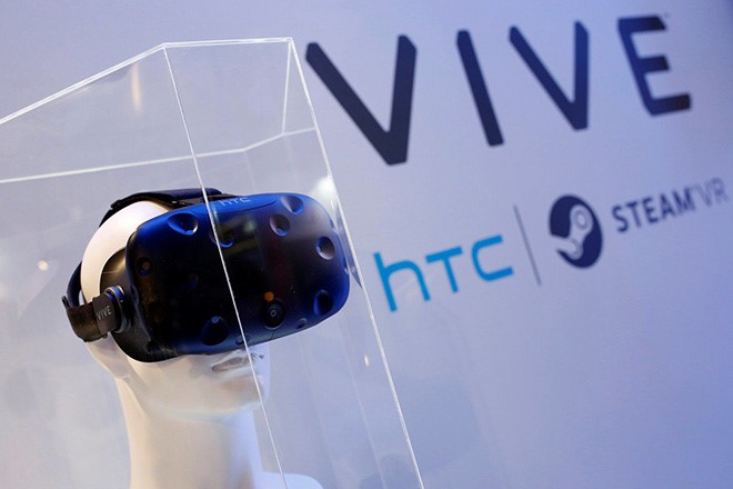 Tai nghe thực tế ảo như Vive chính là điều mà HTC đang nghĩ đến. Ảnh: Reuters