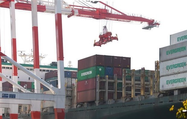 Vận chuyển hàng hóa tại cảng Tokyo, Nhật Bản. (Ảnh: AFP/TTXVN).