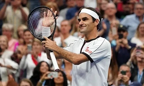 Federer mặc trang phục thi đấu của Uniqlo với hợp đồng quảng cáo trị giá khoảng 300 triệu USD trong 10 năm. Ảnh: AFP.