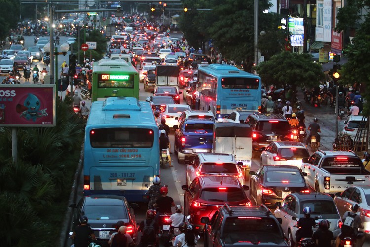 Trên đường Tố Hữu chiều tối 18/9, phương tiện đi vào làn đường riêng cho xe BRT tuyến Kim Mã - Yên Nghĩa. Ảnh: Võ Hải.