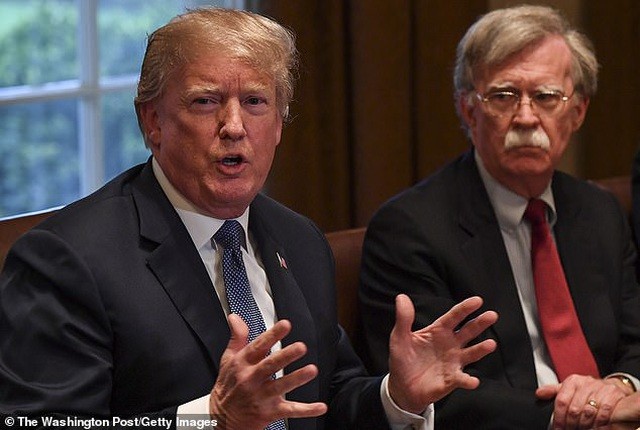 Tổng thống Trump và Cố vấn an ninh quốc gia John Bolton (Ảnh: Getty).