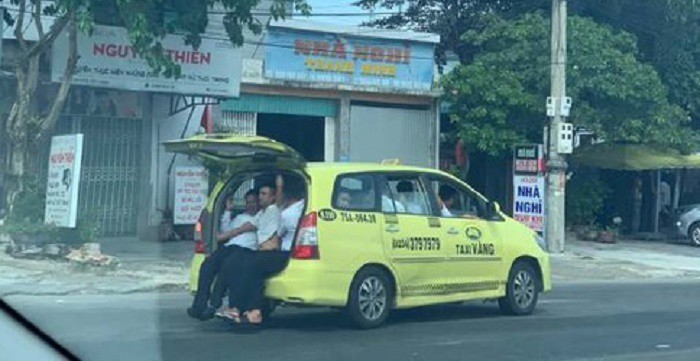 Hình ảnh xe ô tô của hãng taxi Vàng chở 11 người được người dân chụp lại.