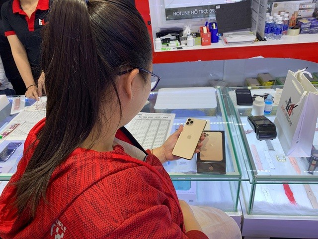 Người Việt săn iPhone 11 Pro Max, giá về bình ổn sớm.