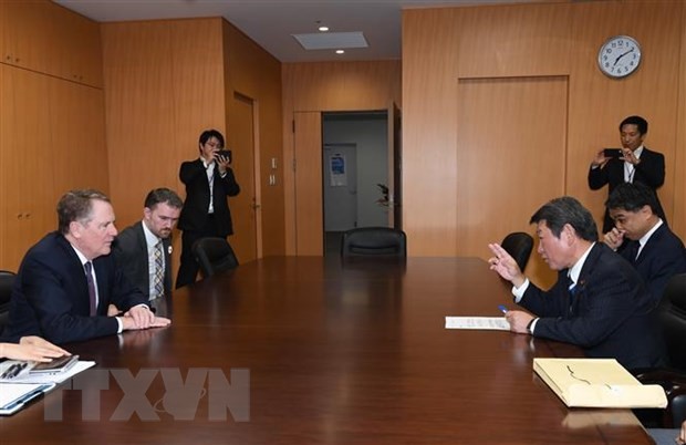 Bộ trưởng Tài chính Nhật Bản Toshimitsu Motegi (phải) trong cuộc đàm phán thương mại với Đại diện thương mại Mỹ Robert Lighthizer ở Tokyo (Nhật Bản). (Ảnh: AFP/TTXVN).