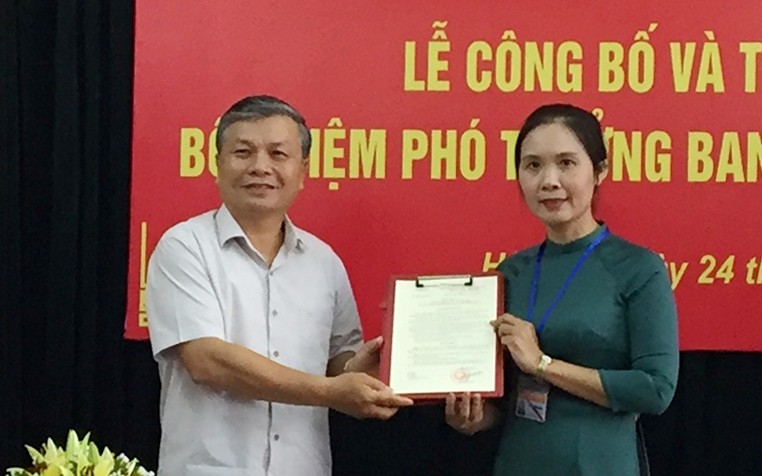 Thứ trưởng Nguyễn Trọng Thừa trao quyết định và chúc mừng đồng chí Trần Thị Minh Nga.