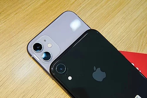 iPhone 11 là bản nâng cấp của iPhone XR với màu sắc mới và thêm camera góc chụp siêu rộng.