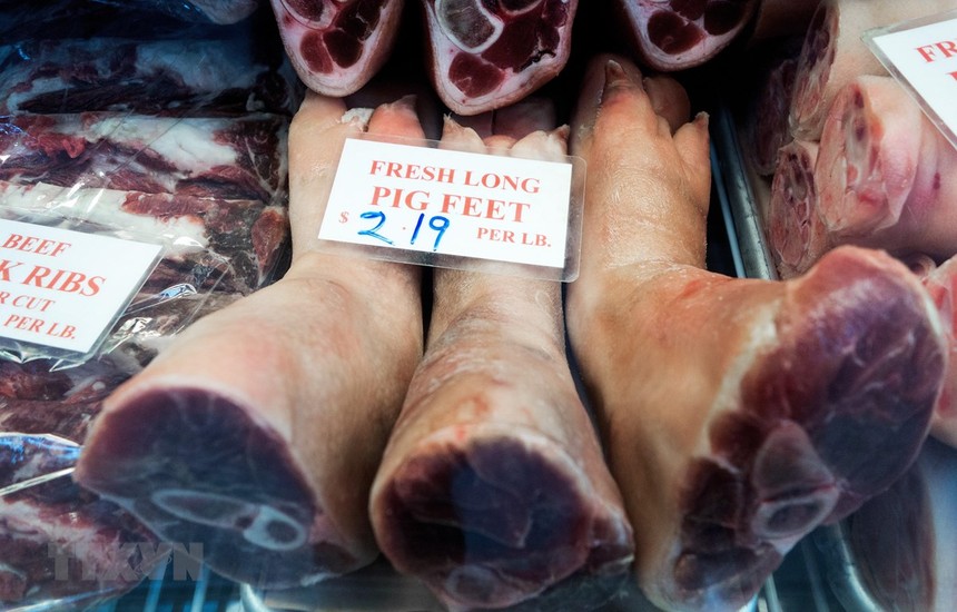 Trong ảnh: Thịt lợn được bày bán tại một khu chợ ở Washington, DC, Mỹ. (Nguồn: AFP/TTXVN).