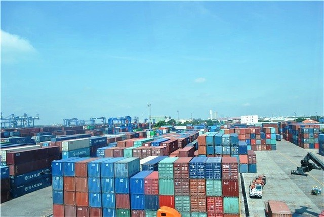 Container tồn đọng tại các cảng ở TPHCM (Ảnh: Đại Việt).
