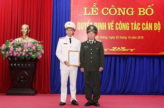 Thượng tướng Bùi Văn Nam trao quyết định cho Thượng tá Nguyễn Quốc Toản.