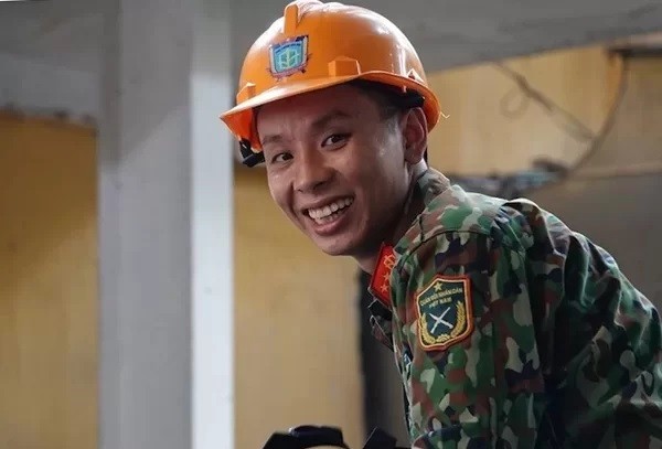 Nụ cười của bộ đội Hoá học sau khi hoàn thành nhiệm vụ tiêu tẩy thủy ngân ở nhà kho công ty Rạng Đông.