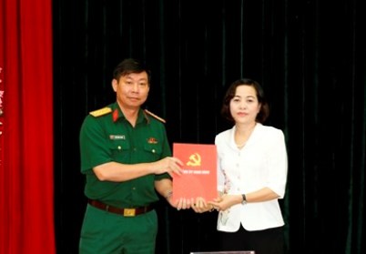 Bí thư Tỉnh ủy Ninh Bình Nguyễn Thị Thanh trao quyết định cho Đại tá Đinh Công Thanh.