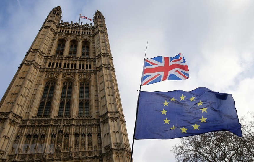 Ảnh tư liệu: Quốc kỳ Anh (phía trên) và cờ Liên minh châu Âu (phía dưới) bên ngoài tòa nhà Quốc hội Anh ở London. (Nguồn: THX/TTXVN).