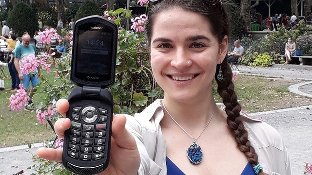 Elana Mugdan và điện thoại “cục gạch” mà cô sử dụng trong một năm rời xa smartphone.