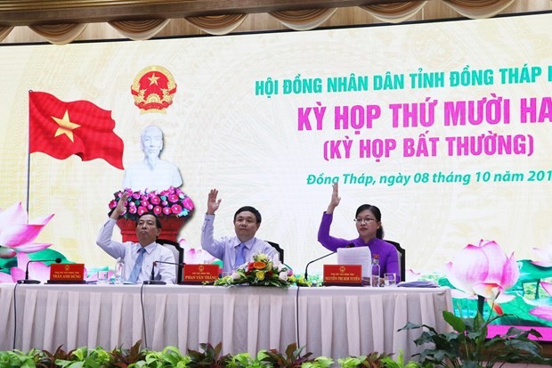 Chủ tọa tại kỳ họp Hội đồng Nhân dân tỉnh Đồng Tháp khóa IX. (Ảnh: Nguyễn Văn Trí/TTXVN).