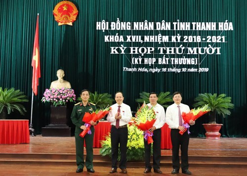 Bí thư Tỉnh ủy, Chủ tịch HĐND tỉnh Trịnh Văn Chiến tặng hoa chúc mừng các cán bộ vừa được bầu bổ sung và miễn nhiệm tại kỳ họp.