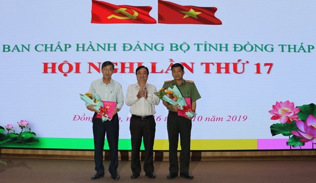 Bí thư Tỉnh ủy Đồng Tháp trao quyết định  cho đồng chí Nguyễn Văn Thi và đồng chí Nguyễn Văn Hiểu.