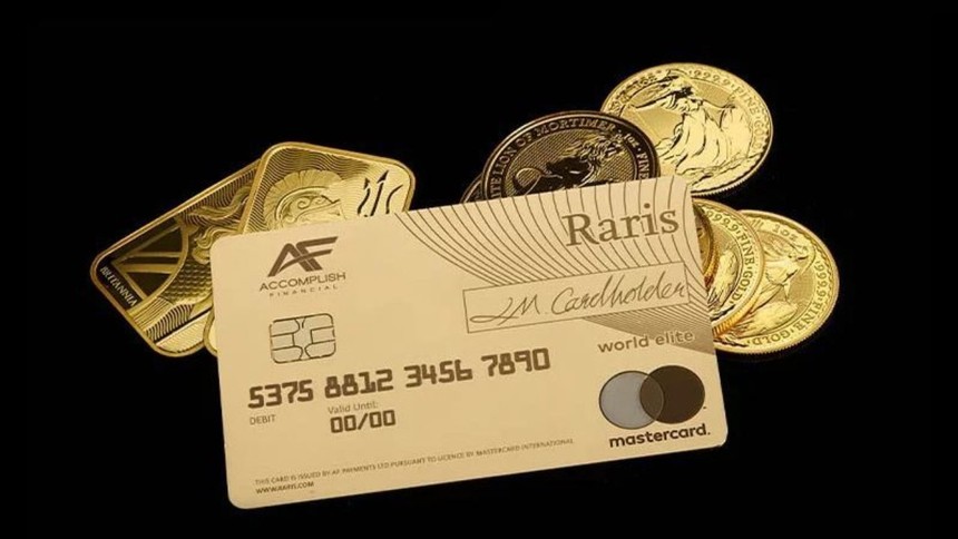 Thẻ tín dụng làm bằng vàng 18K của Sở đúc tiền Hoàng gia Anh. Ảnh: The Royal Mint.