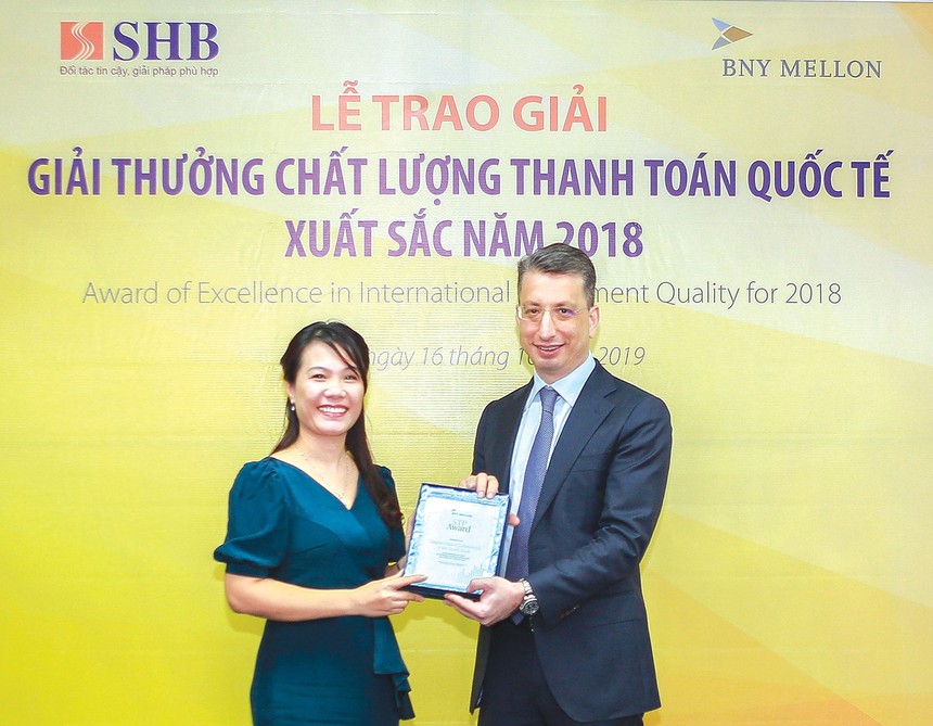 Bà Ninh Thị Lan Phương, Phó tổng giám đốc - đại diện SHB nhận giải thưởng chất lượng thanh toán quốc tế STP Award do BNY Mellon trao tặng.