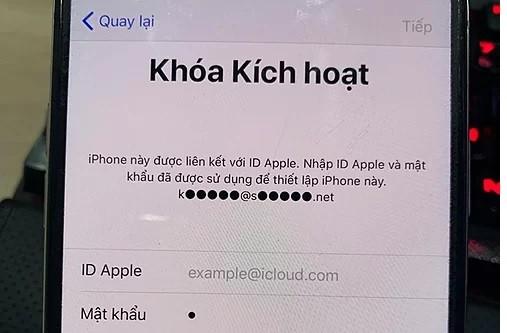 Chiếc iPhone XS Max bị nhập một tài khoản iCloud khác khiến chủ nhân không thể làm gì. Ảnh: Thế Hoàng.