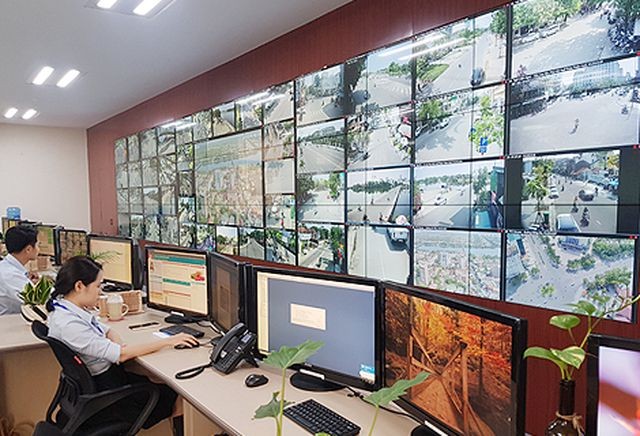 Từ Trung tâm Giám sát, điều hành đô thị thông minh tỉnh Thừa Thiên Huế sẽ giám sát các hoạt động camera, các nguồn dữ liệu kết nối camera địa phương và thông tin người dân cung cấp để xử phạt "nguội" vi phạm giao thông từ 1/11.
