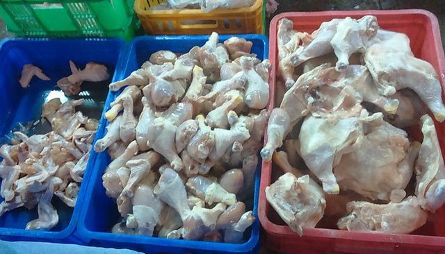 Thịt gà nhập khẩu từ Mỹ, Hàn, Brazil đổ bổ mạnh vào Việt Nam, áp lực cạnh tranh rất lớn cho các hộ, doanh nghiệp chăn nuôi gà công nghiệp.