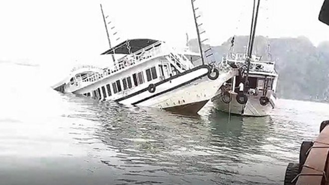 Tàu du lịch vịnh Hạ Long bị đâm chìm.