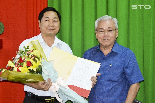 Bí thư Tỉnh ủy Sóc Trăng  Phan Văn Sáu trao quyết định và chúc mừng đồng chí Lâm Hoàng Nghiệp.