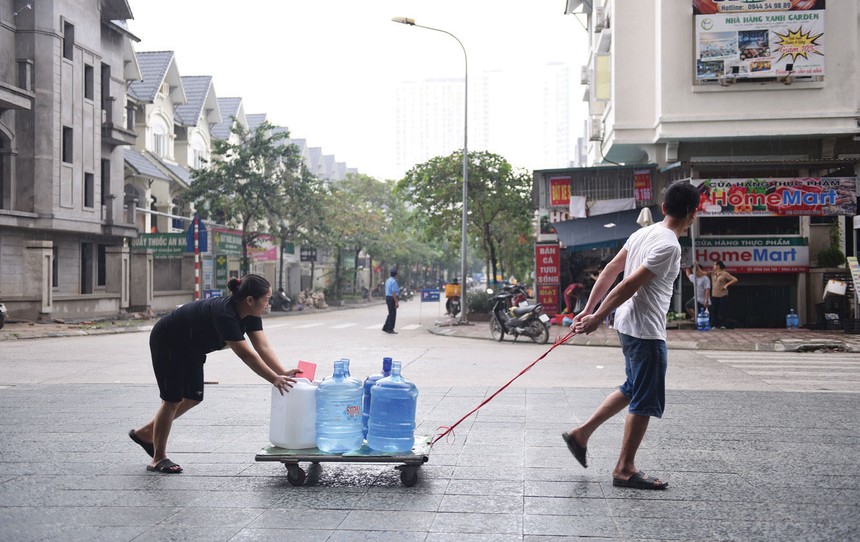Khi nguồn nước sông Đà bị ô nhiễm, nhiều người dân mua nước bình về sử dụng.