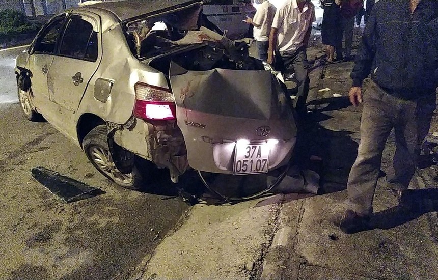 Xe ôtô con 4 chỗ hư hỏng nặng sau vụ tai nạn.(Nguồn: TTXVN phát).