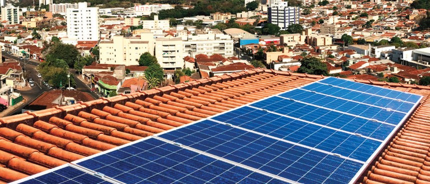 Một hệ thống điện mặt trời do Viet Capital Bank hỗ trợ vốn đang được lắp đặt trên mái nhà.