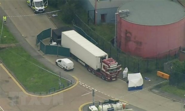 Cảnh sát Anh phong tỏa chiếc xe container chở hàng chứa 39 thi thể ở hạt Essex, miền Đông nước Anh ngày 23/10/2019. (Nguồn: AP/TTXVN).