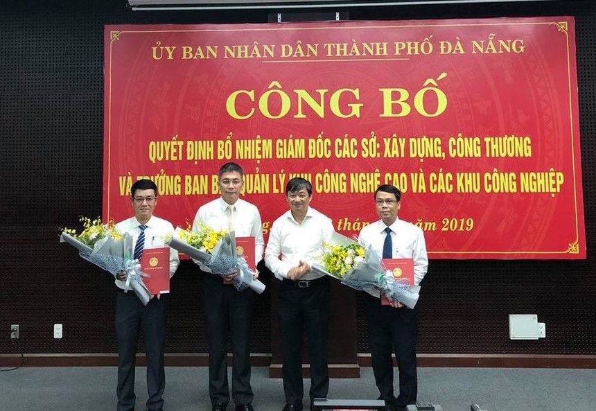 Ông Đặng Việt Dũng, Phó Chủ tịch UBND TP. Đà Nẵng trao các quyết định bổ nhiệm nhân sự - Ảnh: VGP/Lưu Hương.