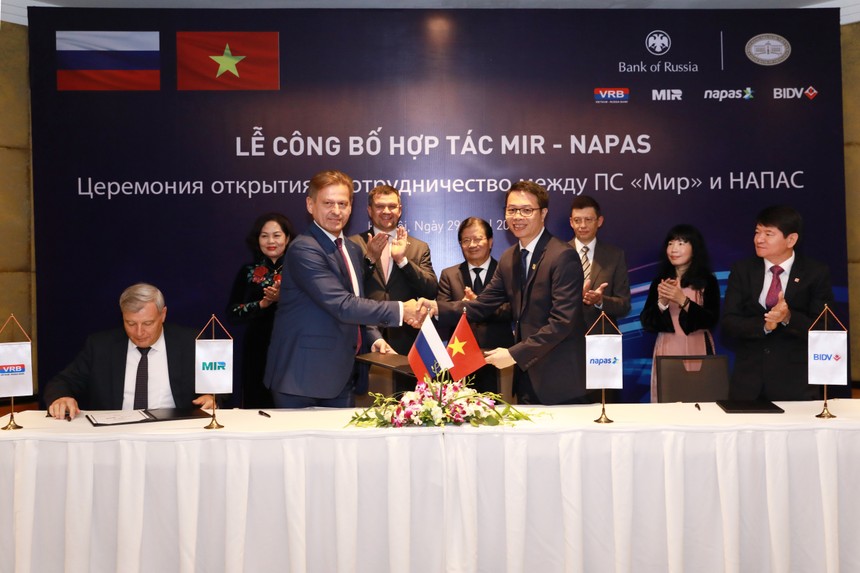 Ông Nguyễn Quang Hưng – Tổng giám đốc NAPAS và Ông Vladimir Komlev – Tổng giám đốc NSPK ký kết hợp tác MIR – NAPAS.