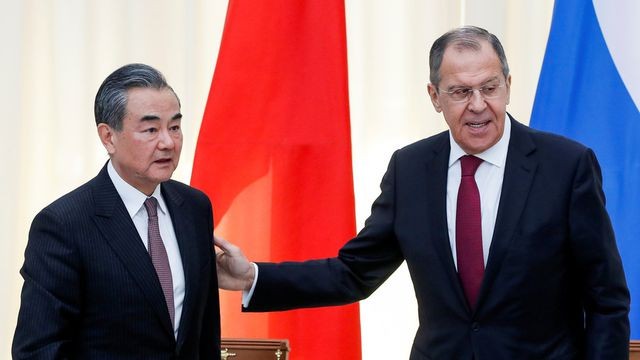 Ngoại trưởng Nga Sergey Lavrov và Ngoại trưởng Trung Quốc Vương Nghị (Ảnh: Reuters).