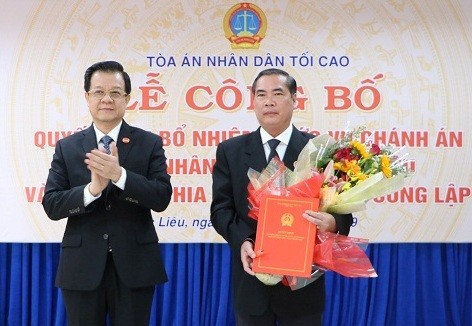 Phó Chánh án TANDTC Lê Hồng Quang trao quyết định và chúc mừng đồng chí Đặng Quốc Khởi..