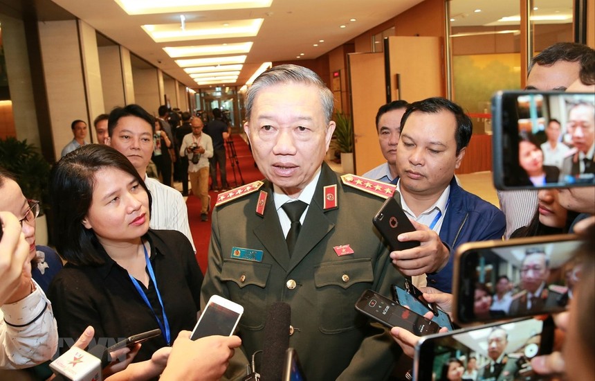 Bộ trưởng Bộ Công an Tô Lâm trả lời phỏng vấn báo chí bên hành lang Quốc hội. (Ảnh: Doãn Tấn/TTXVN).