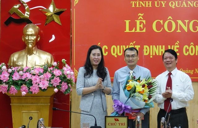 Phó Bí thư Tỉnh ủy, Chủ tịch HĐND tỉnh Quảng Ngãi Bùi Thị Quỳnh Vân trao quyết định và chúc mừng ông Võ Văn Quỳnh.