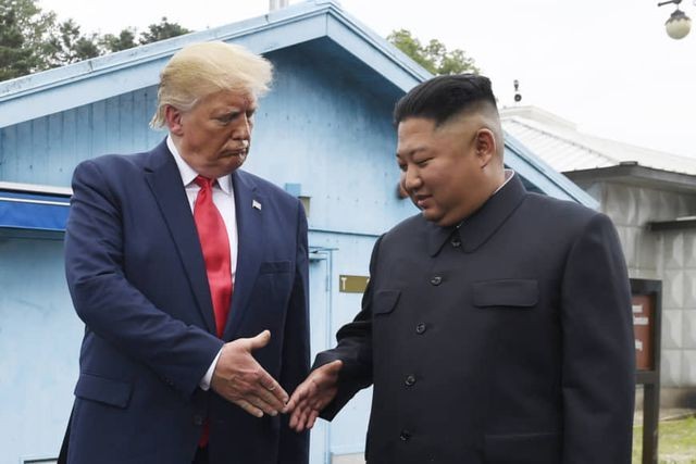 Tổng thống Mỹ Donald Trump gặp Chủ tịch Triều Tiên Kim Jong-un tại biên giới liên Triều hồi tháng 9/2019 (Ảnh: AP).