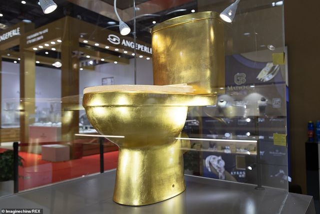Chiếc toilet bằng vàng, gắn kim cương (Ảnh: Imaginechina).