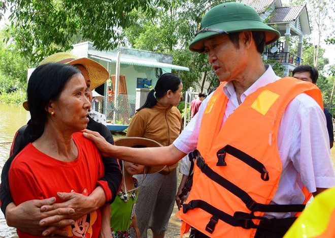 Ông Nguyễn Văn Lúa trong một lần đi thăm người dân vùng lũ hồi tháng 11.2018.
