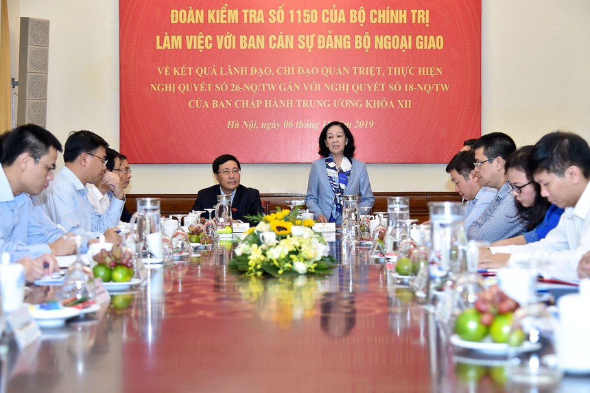Đồng chí Trương Thị Mai đánh giá cao Bộ Ngoại giao thực hiện hết sức nghiêm túc, kịp thời và toàn diện chủ trương chung của Bộ Chính trị, Ban Bí thư - Ảnh VGP/Hải Minh.