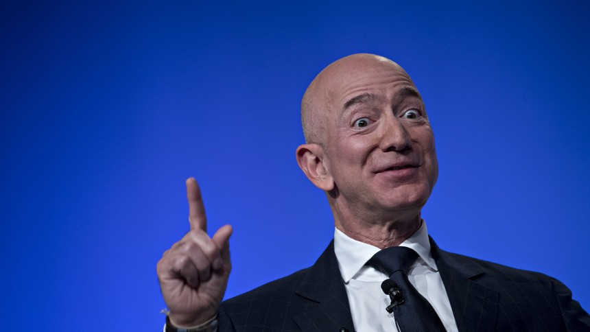 Nhà sáng lập Amazon Jeff Bezos đang là người giàu nhất thế giới.