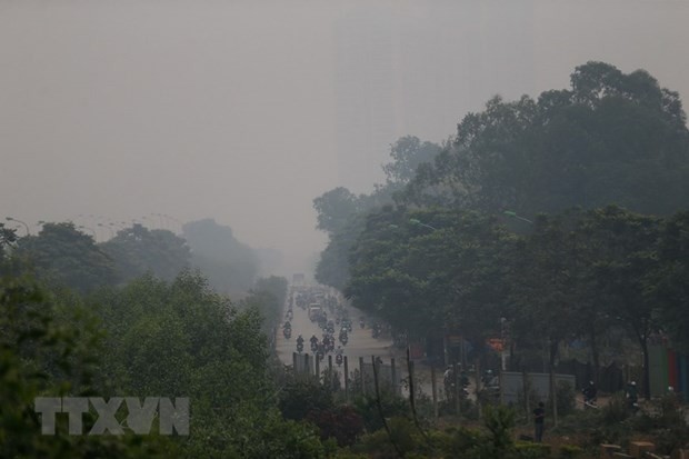 Khu vực Đại lộ Thăng Long chìm trong màn sương bụi mù mịt lúc 8 giờ 30 sáng 12/11. (Nguồn ảnh: TTXVN)