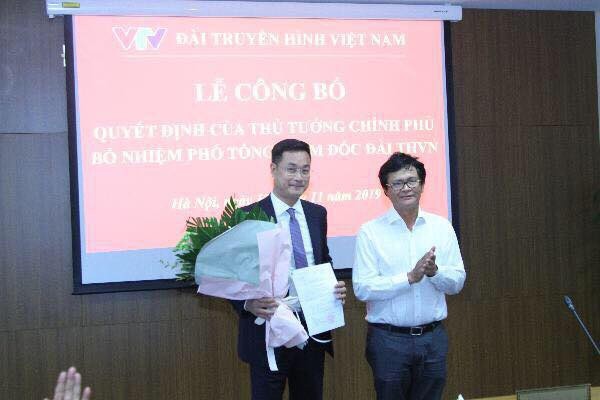 Tổng Giám đốc VTV Trần Bình Minh trao quyết định của Thủ tướng Chính phủ cho ông Lê Ngọc Quang.