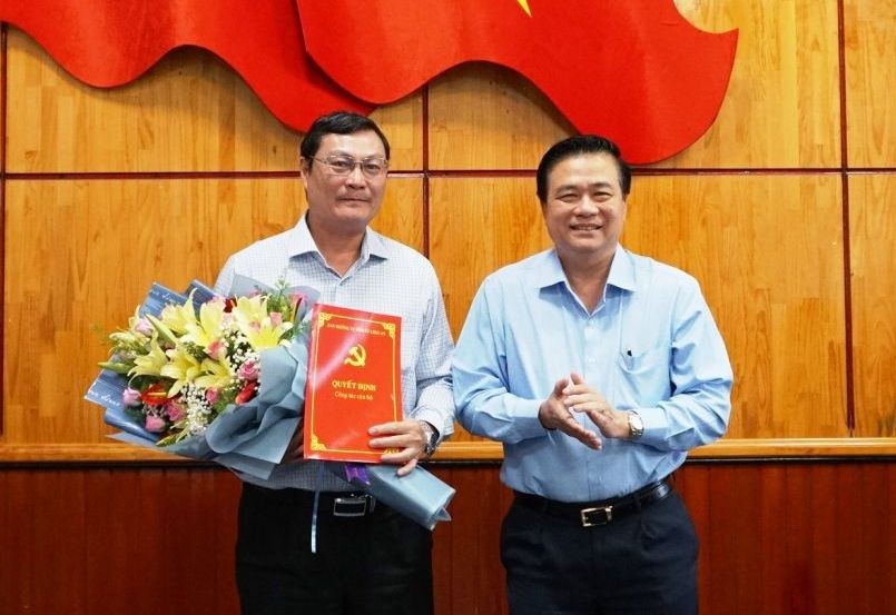 Bí thư Tỉnh ủy Long An Phạm Văn Rạnh trao quyết định và chúc mừng đồng chí Nguyễn Thanh Tiệp.