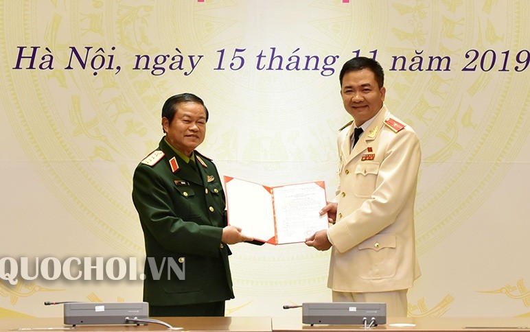 Đại tướng Đỗ Bá Tỵ trao quyết định cho Thiếu tướng Nguyễn Minh Đức.